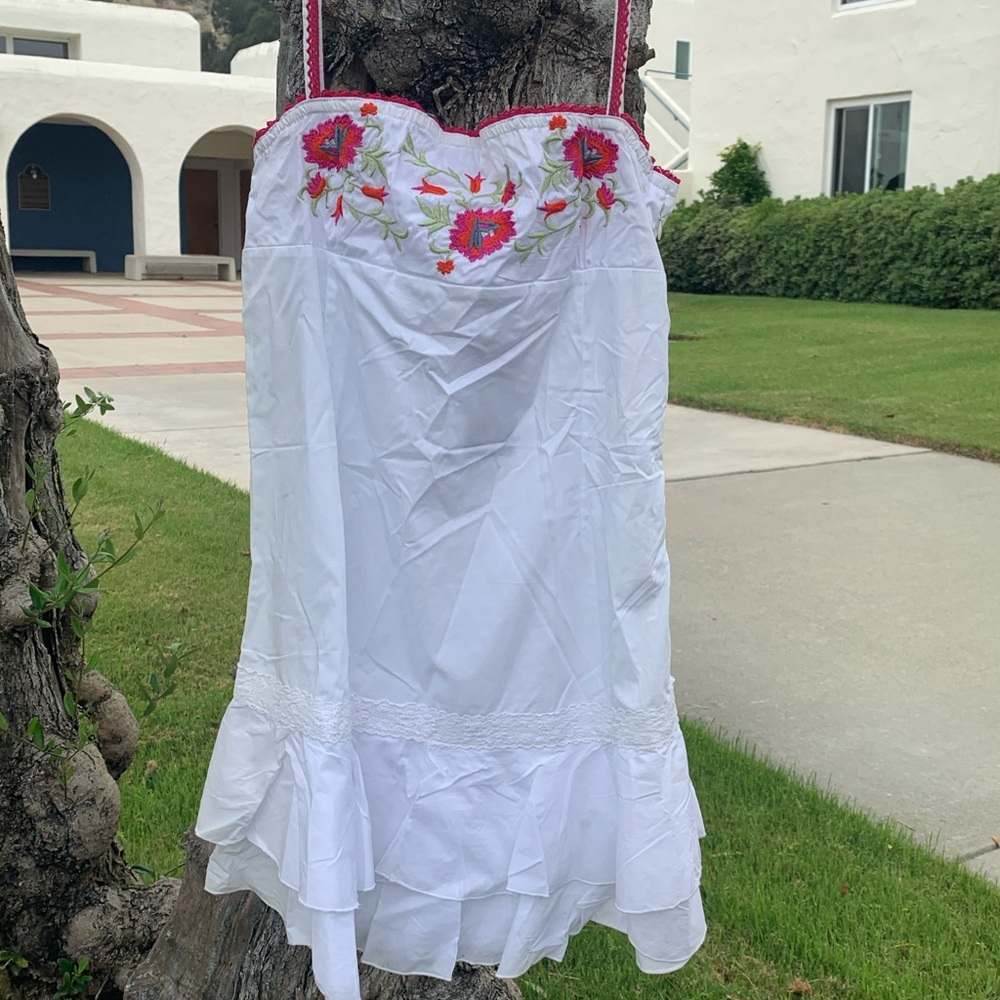 CUTE WHITE FLOWERY DRESS,RUFFLES ON THE BOTTEM (2)